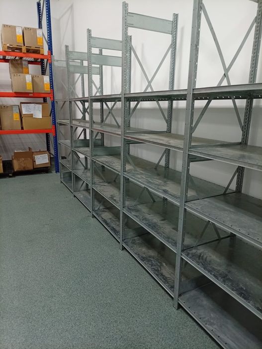 Rafturi metalice pentru depozitare manuala și arhiva