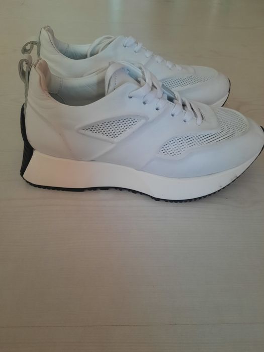 Продаются кожаные кроссовки