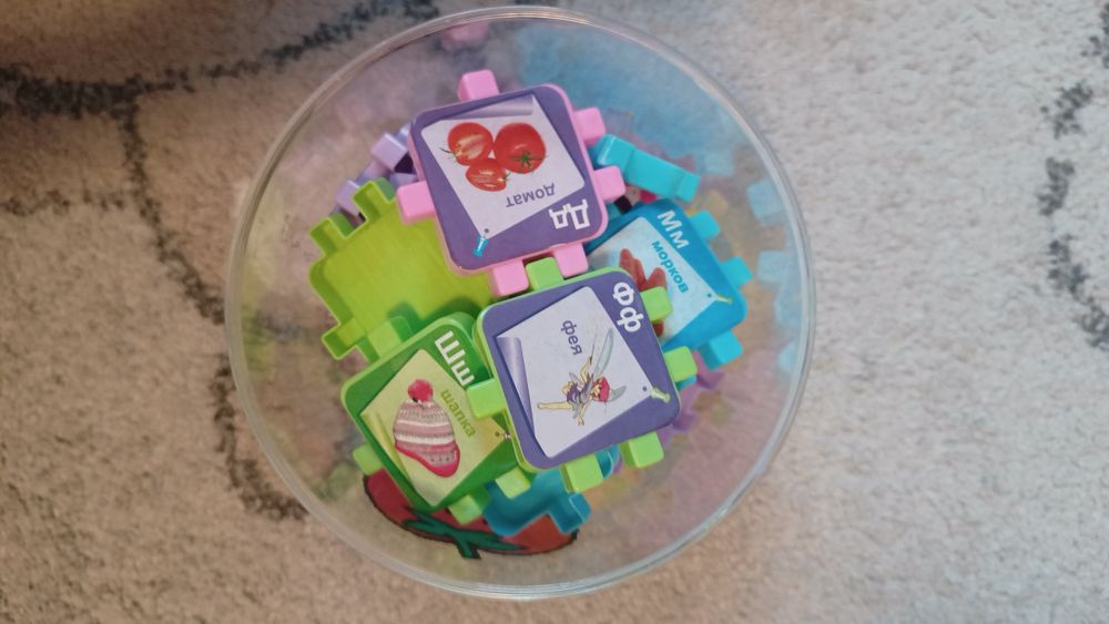 Бебешки образователни играчки, пъзели.