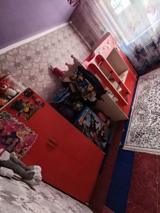 двухярусный кровать и шкаф продам