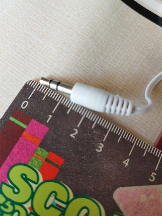 Casti pentru urechi, alb cu rosu. Nou fara eticheta! Pt. Telefon!