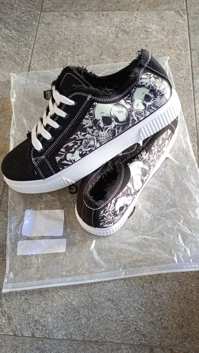 Adidași noi Nr 40