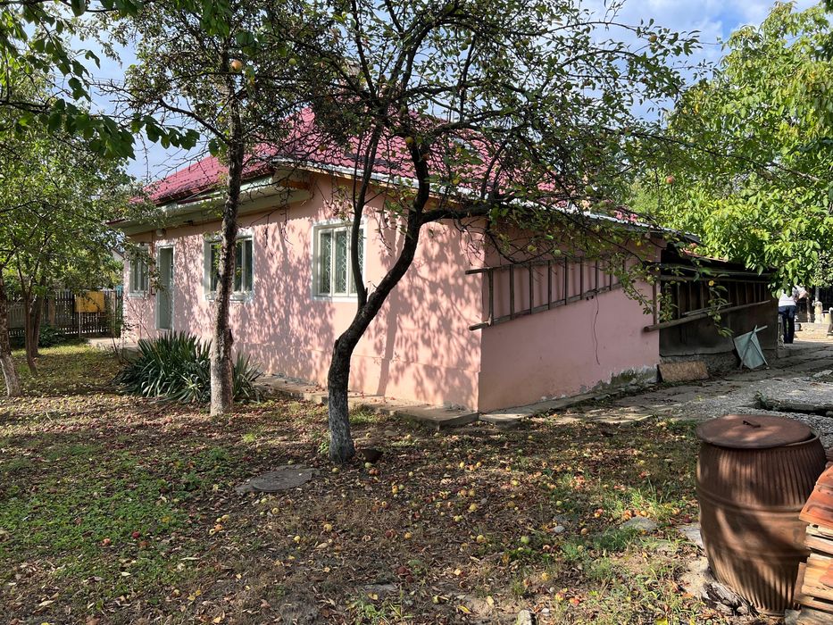 Vand casa cu teren 1500 m2 - toate utilitatile