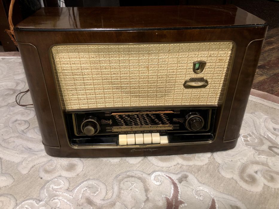 Radio pe lampi Grundig 2043W retro vintage antic carcasa lemn