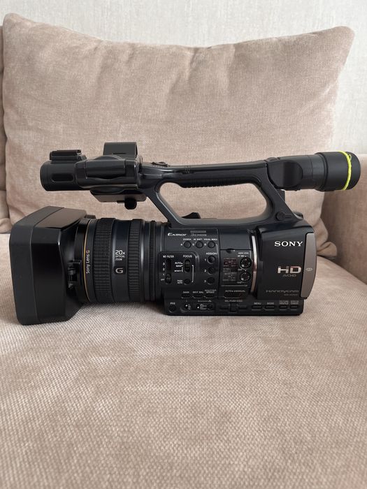 Видеокамера Sony AX2000