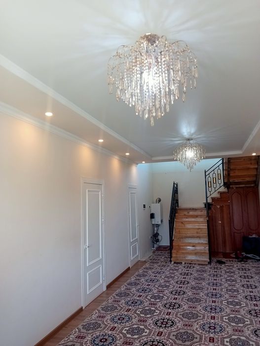 Базардын касы Караван Кафенин арты Арал кошеде 2 етажлы уй сатылады