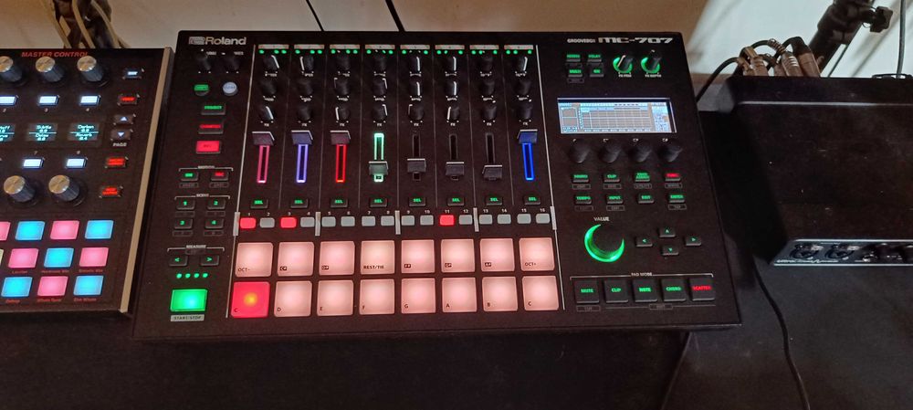 Groovebox Roland MC 707
