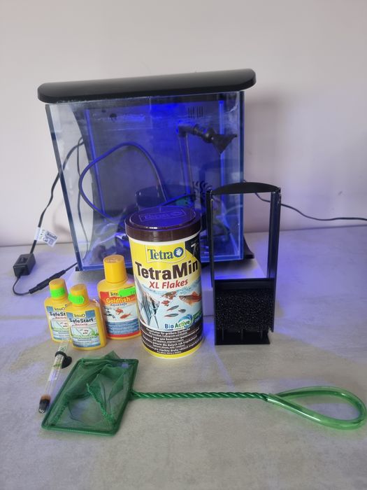 Продавам аквариум 12л със храна и препарати за вода