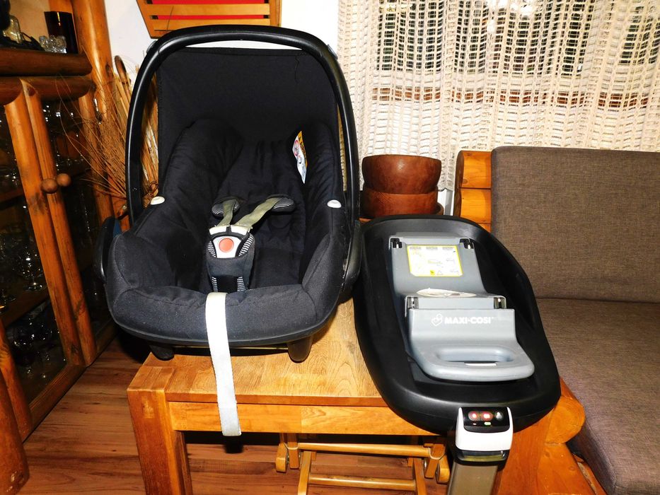 Scoica Maxi Cosi Pebble + bază Isofix FamilyFix