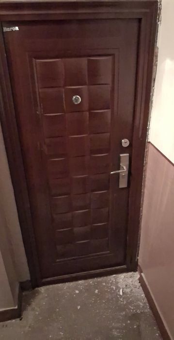 Vând ușa metalică