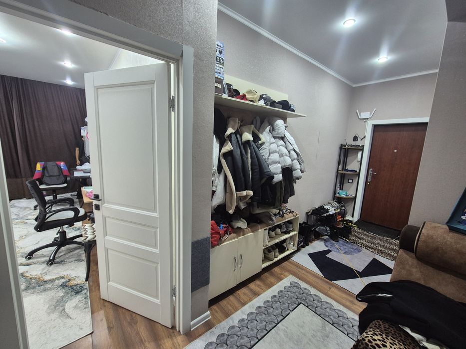 Квартира просторная и тёплая.