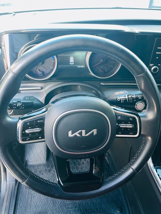 KIA Carnival 2-pozitsya avtomobil sotiladi !