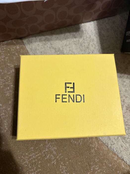 Fendi кошелек.