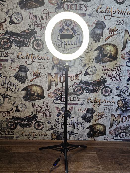 Продаётся кольцевая LED-лампа с держателем для телефона 

Идеальна для