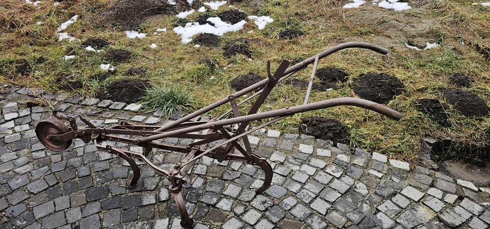 Plug de arat si de prasit