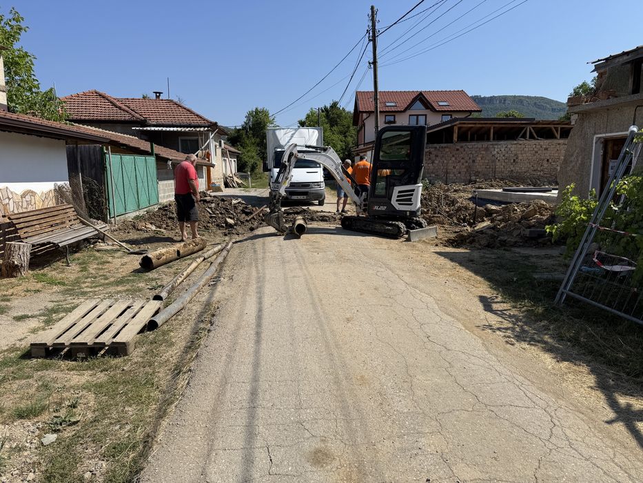 Услуги  с малък багер( Мини багер) 2.6т. Тристранен самосвал 3.5т.
