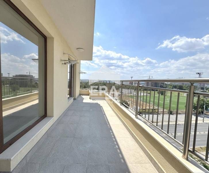 Панорамен тристаен апартамент, завършен"до ключ", в нова сграда с Акт