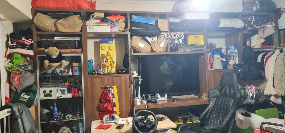 Vând biblioteca din lemn masiv asamblata pe loc nu se separa în module