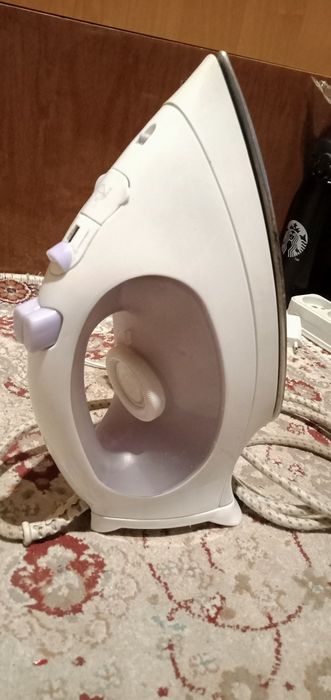 Утюг фирмы ,,BINATONE"  model no:SI-2000A