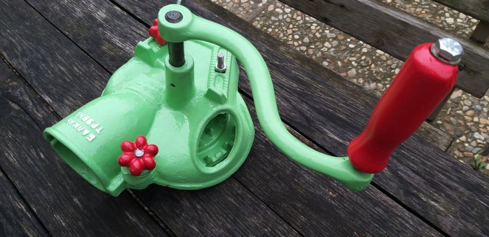 Механична машинка за мелене на царевица