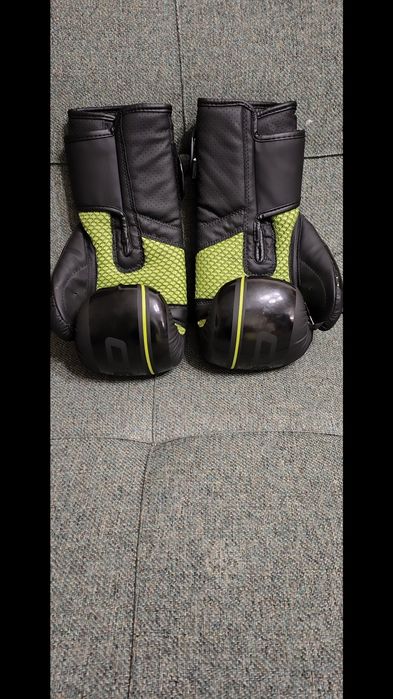 Боксерские перчатки