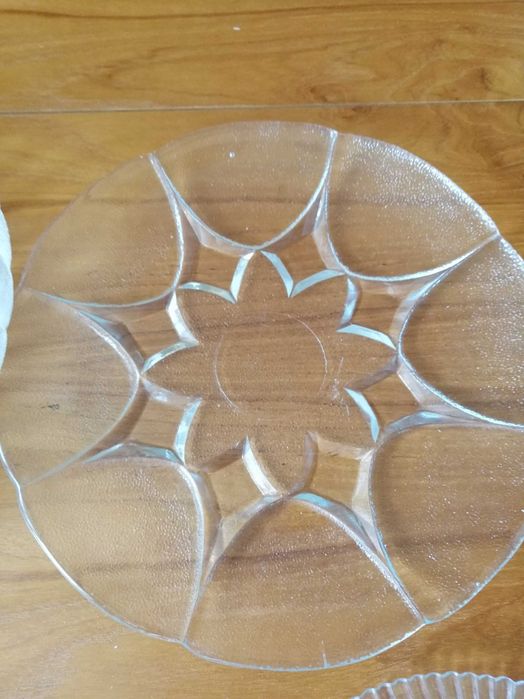 Красиви чинии и купи от стъкло