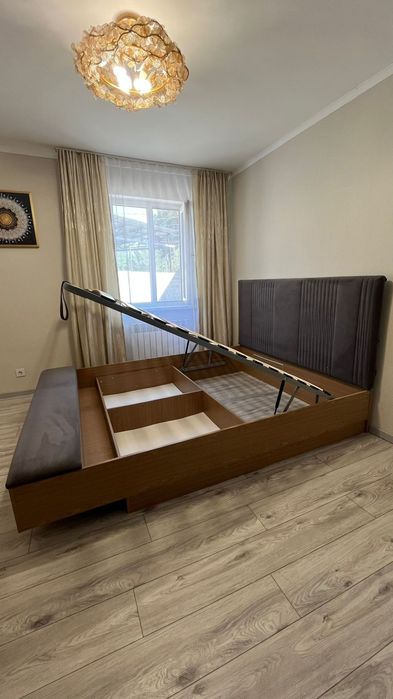 Спальный гарнитур с матрасом.