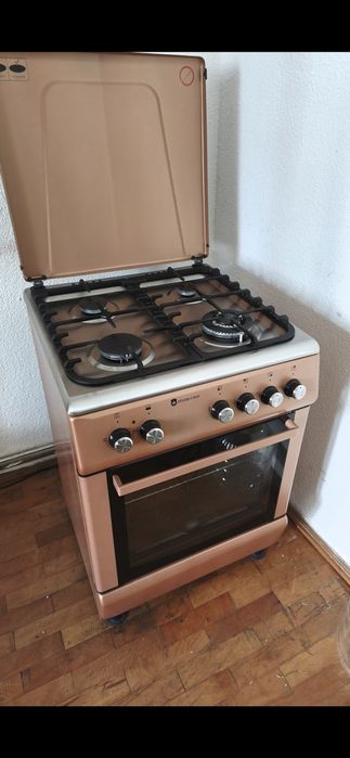 Vând aragaz pe gaz și curent