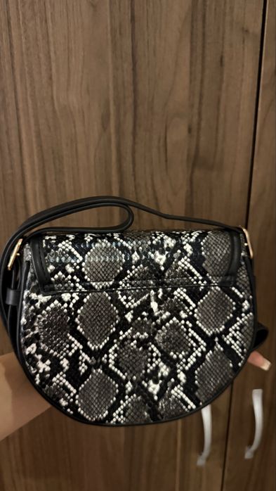 Дамска чанта през рамо със змийски принт / Crossbody чанта