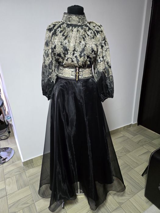 Fusta lunga din tull, model clos;