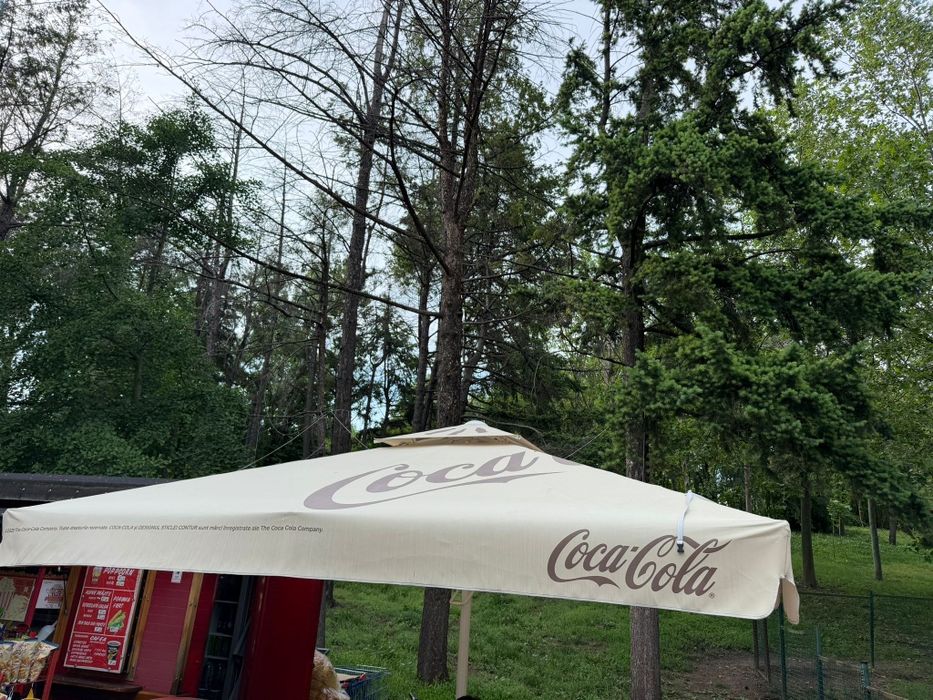 Umbrela mare foarte bună cu suport de fier și pietre