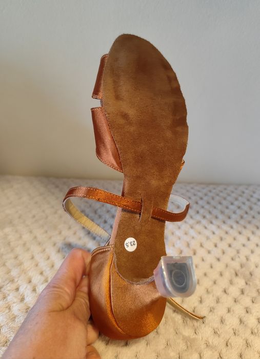 Обувки за спортни танци.