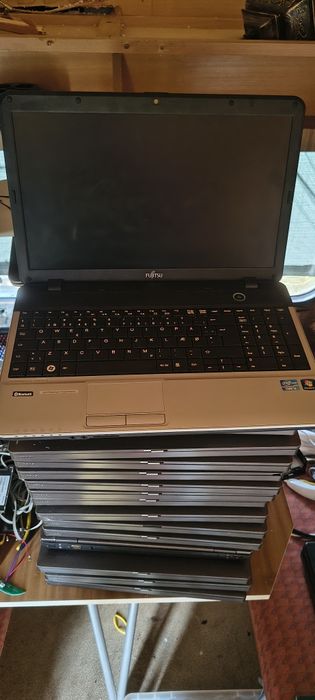 Laptop Fujitsu core i3
