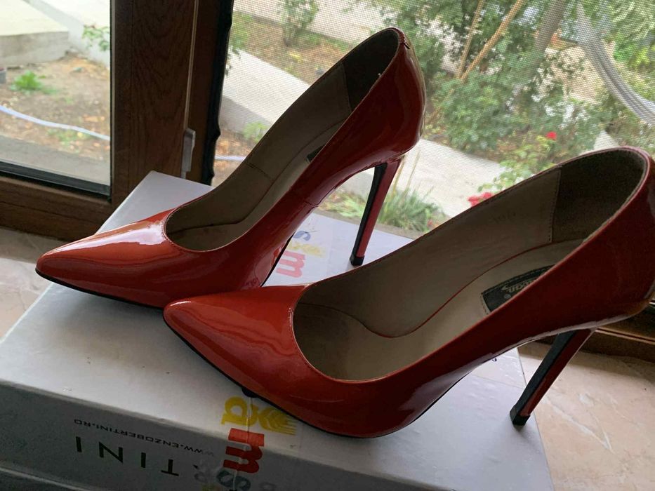 Pantofi stiletto