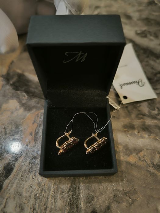 Золотые серьги с природными гранатами