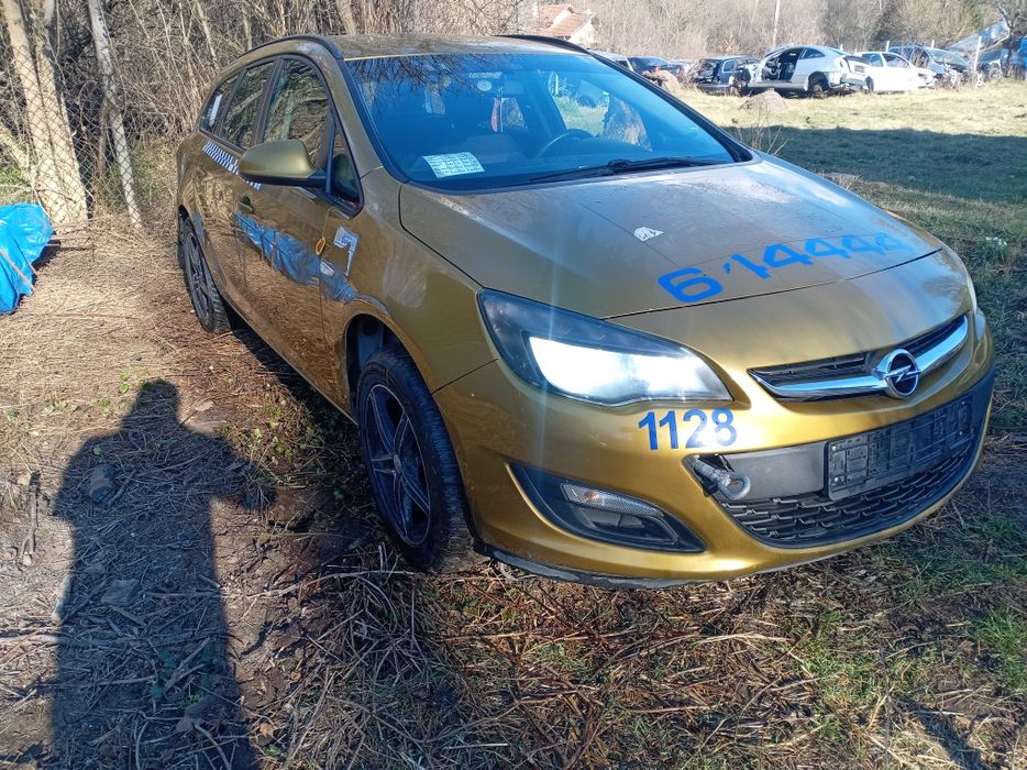 Продавам Опел Астра j 2015г дж на части
