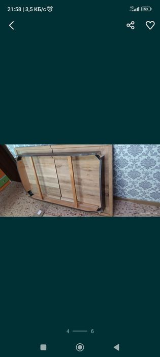 Стол с стульями.