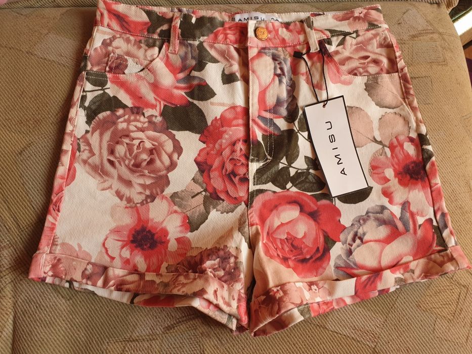 Pantaloni scurti cu talie inalta