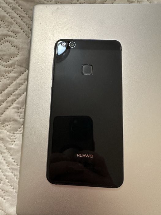 Huawei P10 Lite, 3 GB RAM, 32 GB memorie internă.