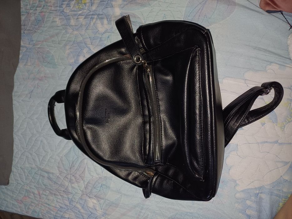 Продам чёрный кожаный рюкзак