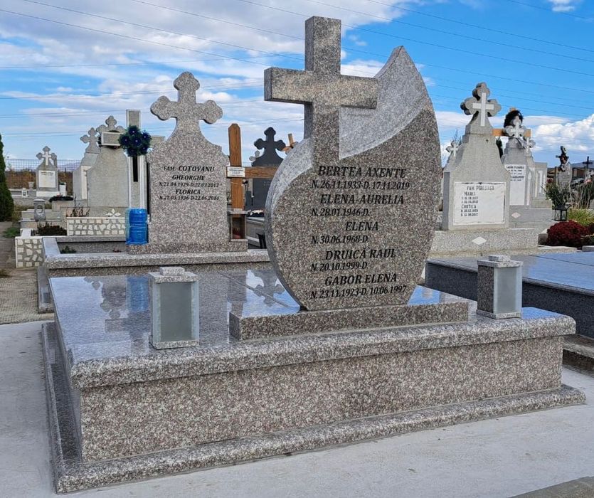 Monumente Funerare