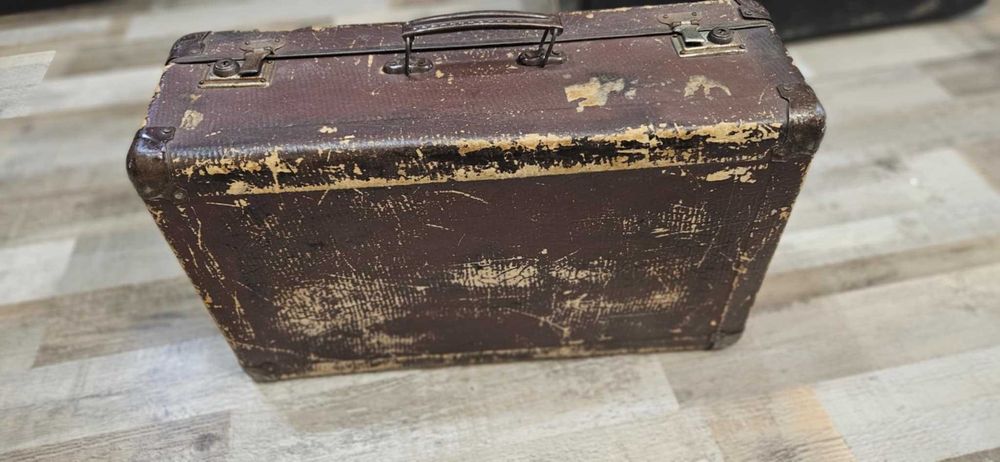 стар куфар подходящ за декор