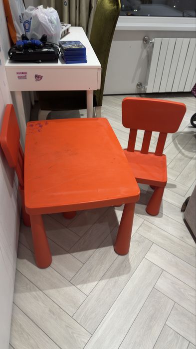 Продам детский стол икеа и 2 стульчика икеа