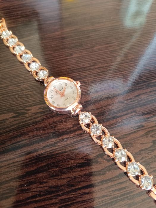 Продам женские часы