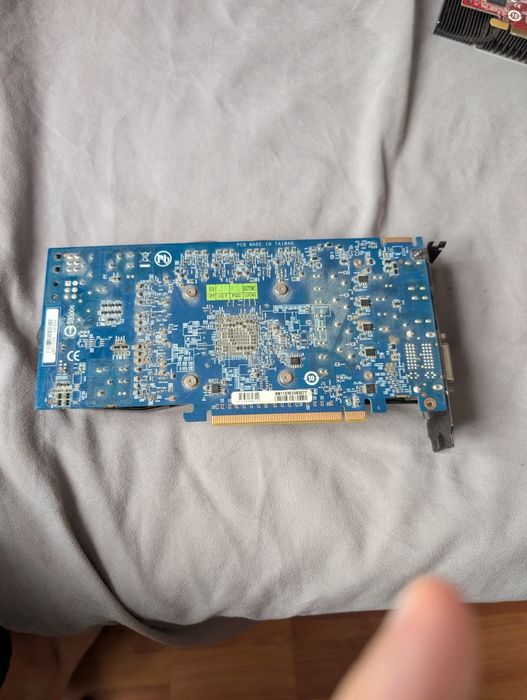 Pachet Plăci Video – Gigabyte Radeon HD 6850 1GB & MSI GeForce 8400 GS 512MB