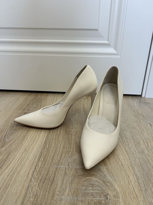 Белые классические туфли