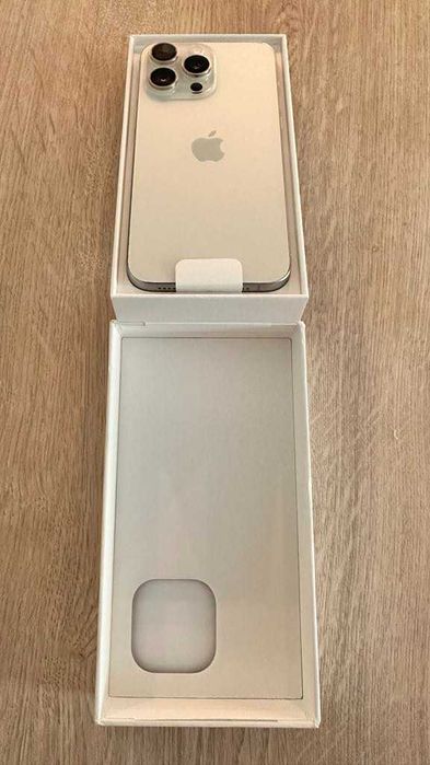 Продавам ЧИСТО НОВ телефон iPhone 15 pro Max 256 GB Titan.