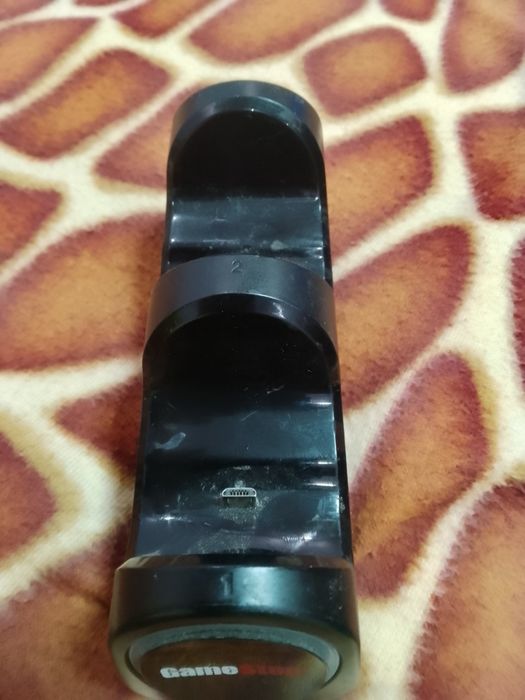 Зарядно за два джойстикя за Xbox One