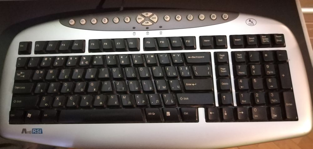 Монитор, клавиатура, камера и микрофон.