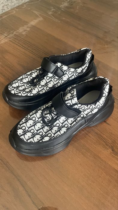 Кроссовки новые лето весна